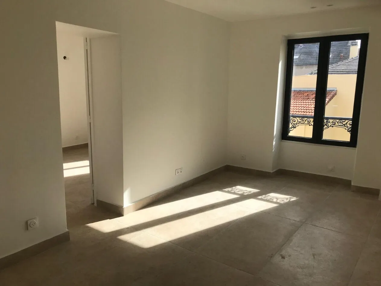 Charmant appartement rénové de 27 m² à Châtenay-Malabry Place de l’église 