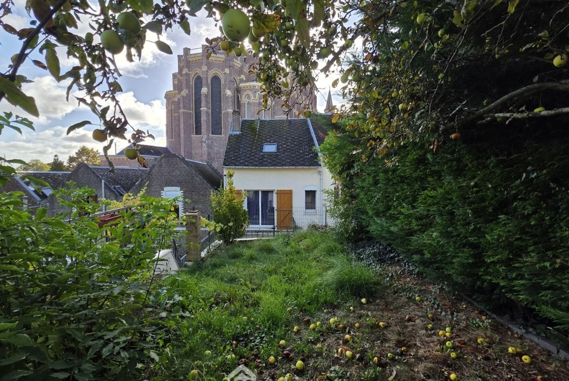 Maison à vendre de 128 m² à Saint-Quentin avec jardin et vue dégagée 
