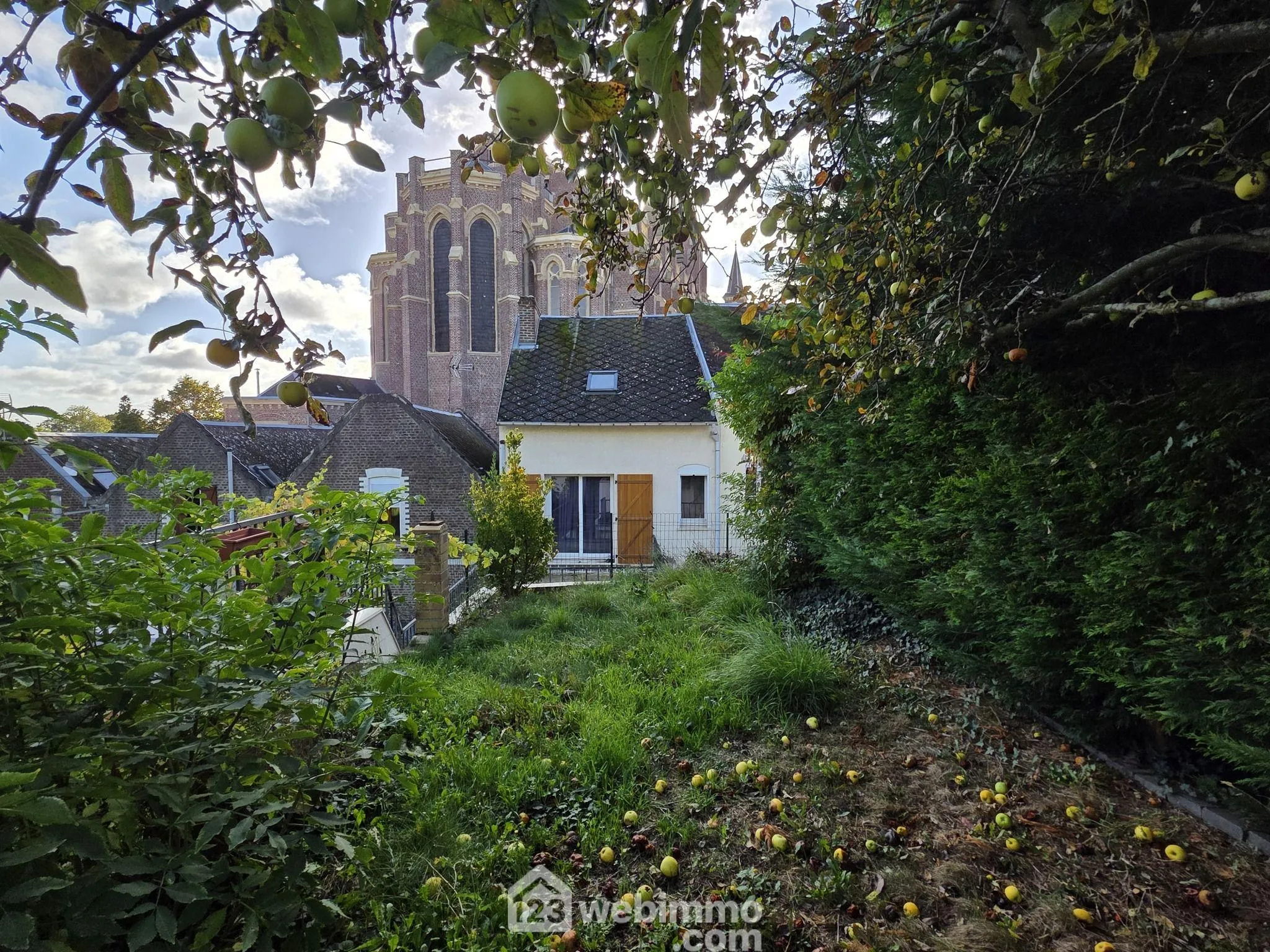 Maison à vendre de 128 m² à Saint-Quentin avec jardin et vue dégagée 