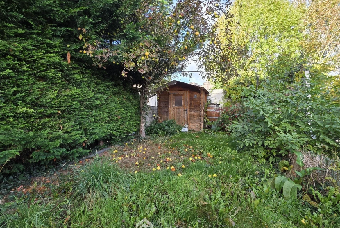 Maison à vendre de 128 m² à Saint-Quentin avec jardin et vue dégagée 