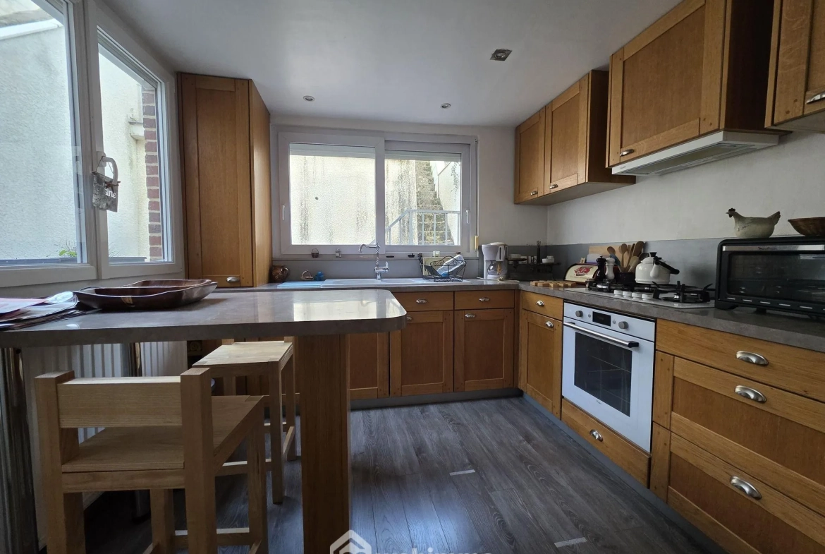 Maison à vendre de 128 m² à Saint-Quentin avec jardin et vue dégagée 