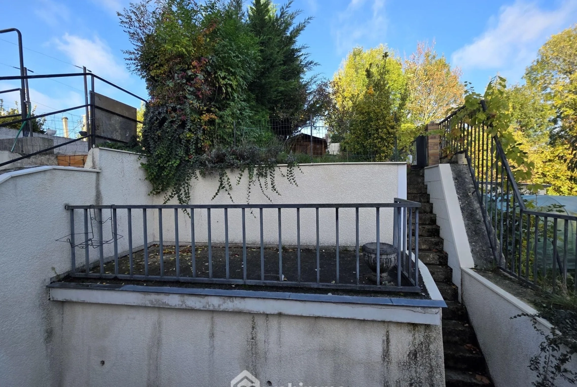 Maison à vendre de 128 m² à Saint-Quentin avec jardin et vue dégagée 