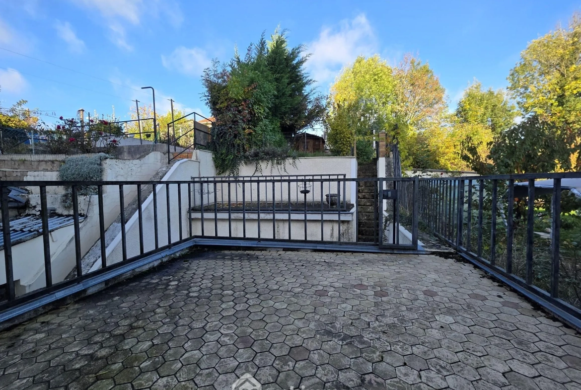 Maison à vendre de 128 m² à Saint-Quentin avec jardin et vue dégagée 