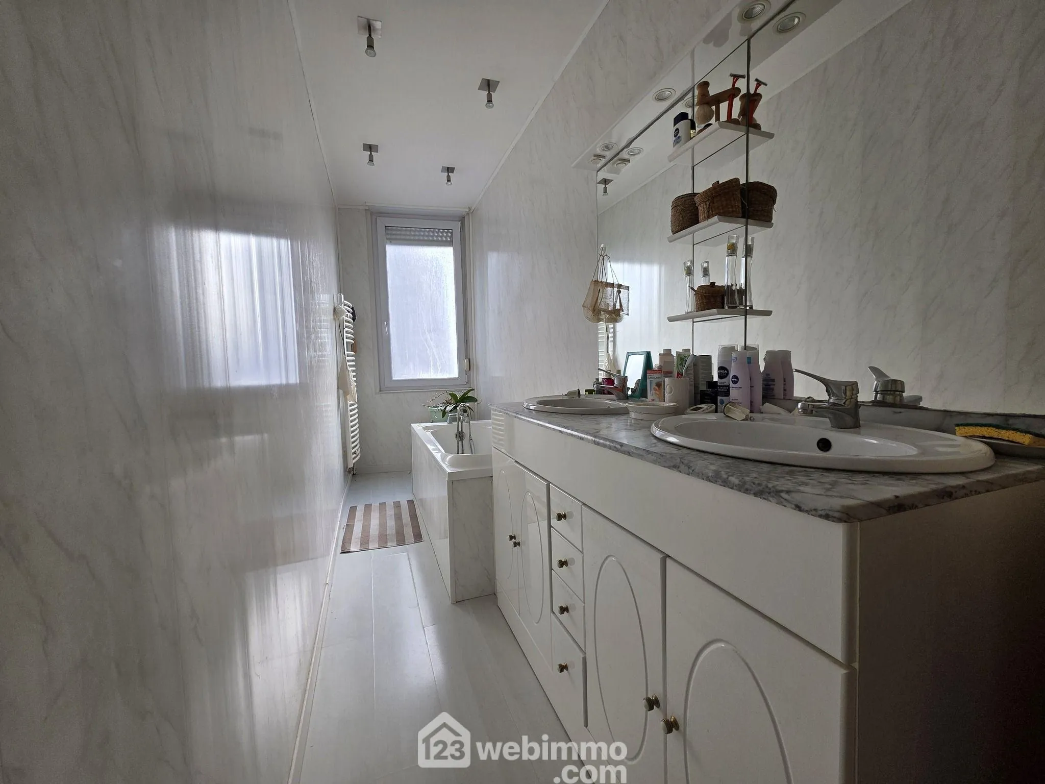 Maison à vendre de 128 m² à Saint-Quentin avec jardin et vue dégagée 