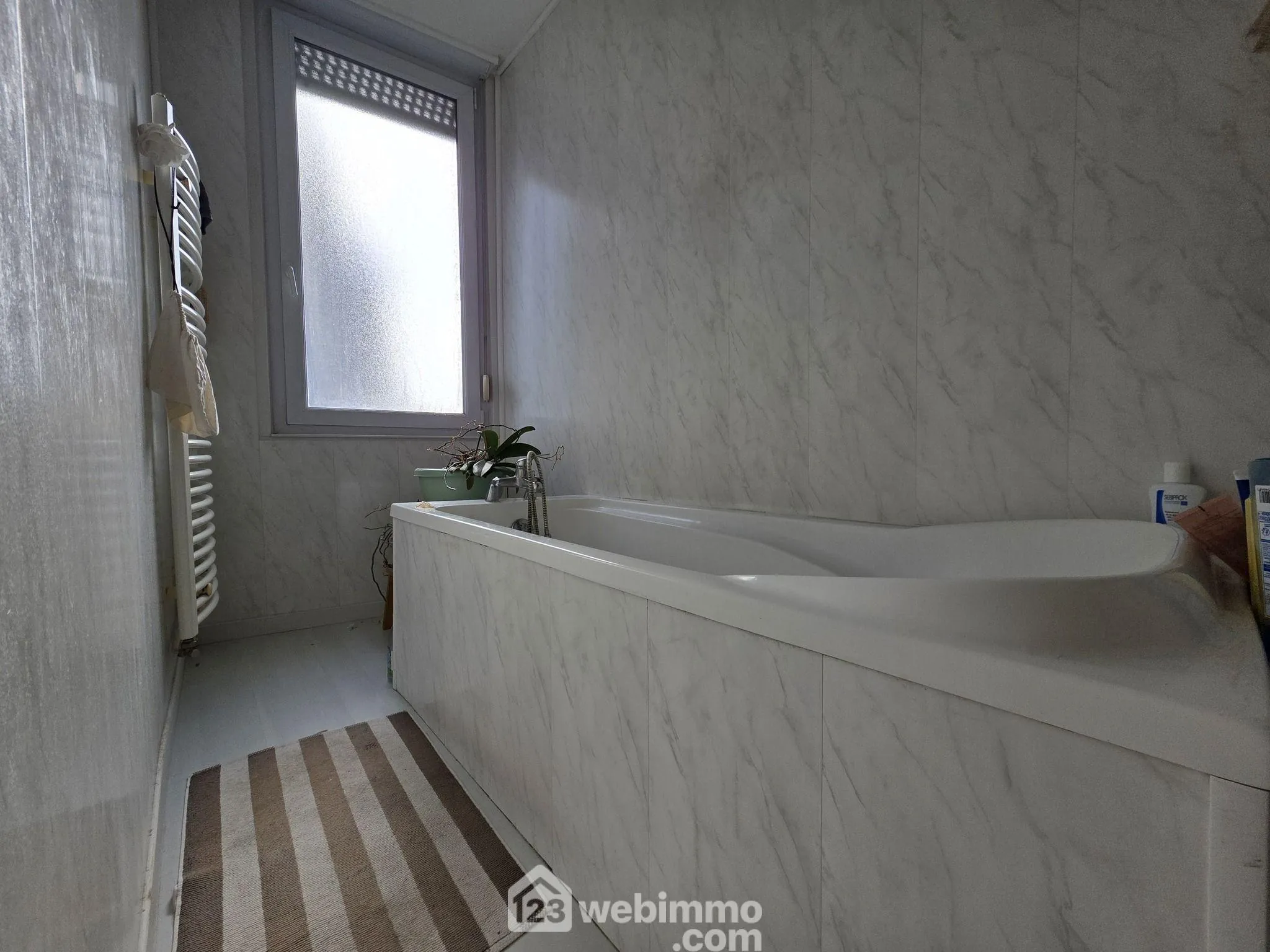 Maison à vendre de 128 m² à Saint-Quentin avec jardin et vue dégagée 