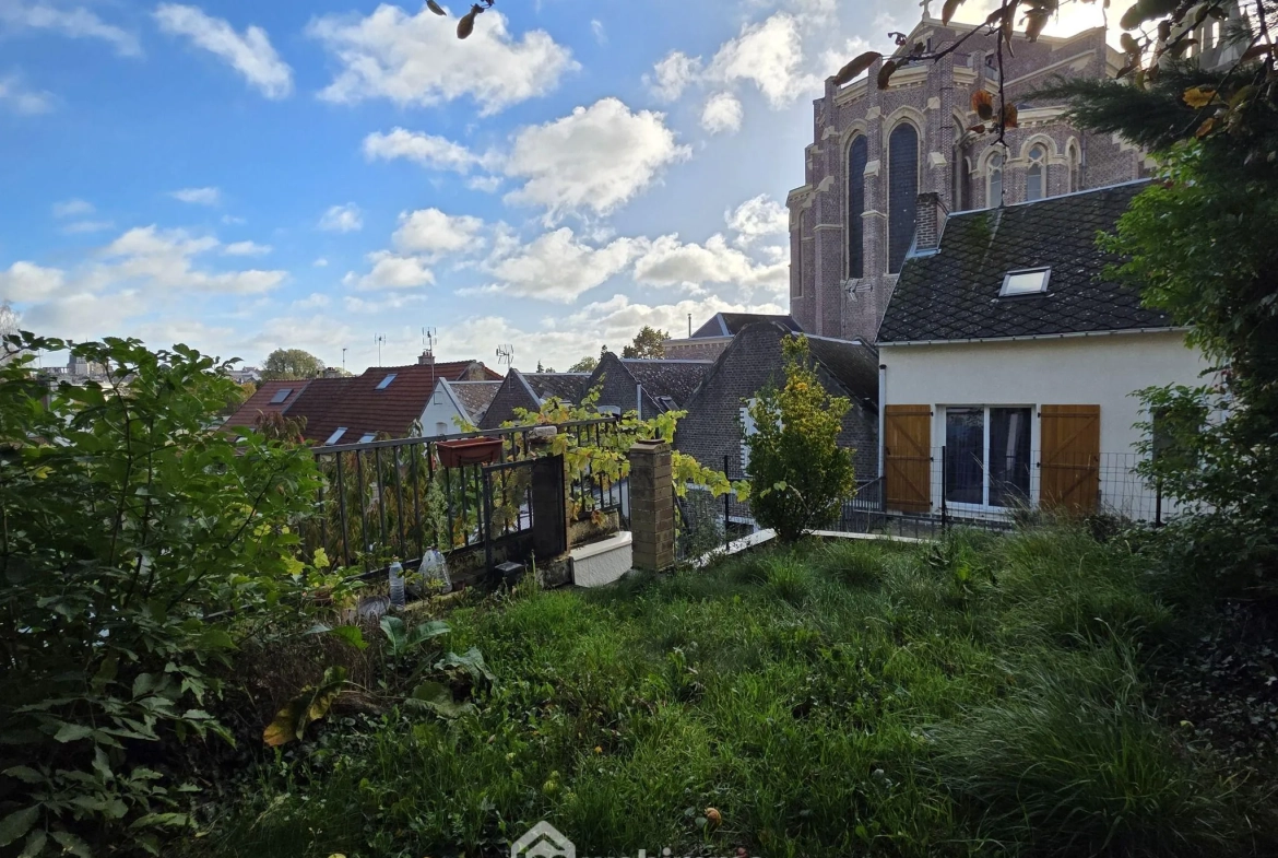 Maison à vendre de 128 m² à Saint-Quentin avec jardin et vue dégagée 