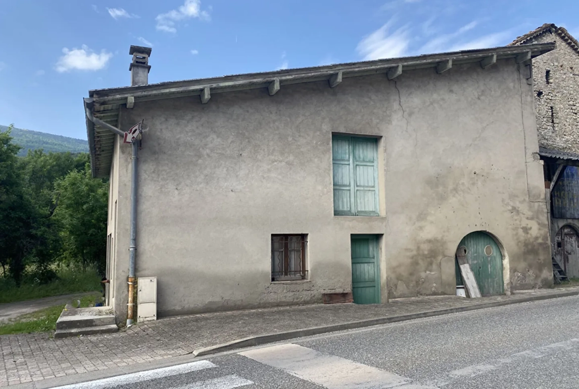 Ancien bâtiment à rénover à La Faurie - Opportunité rare 