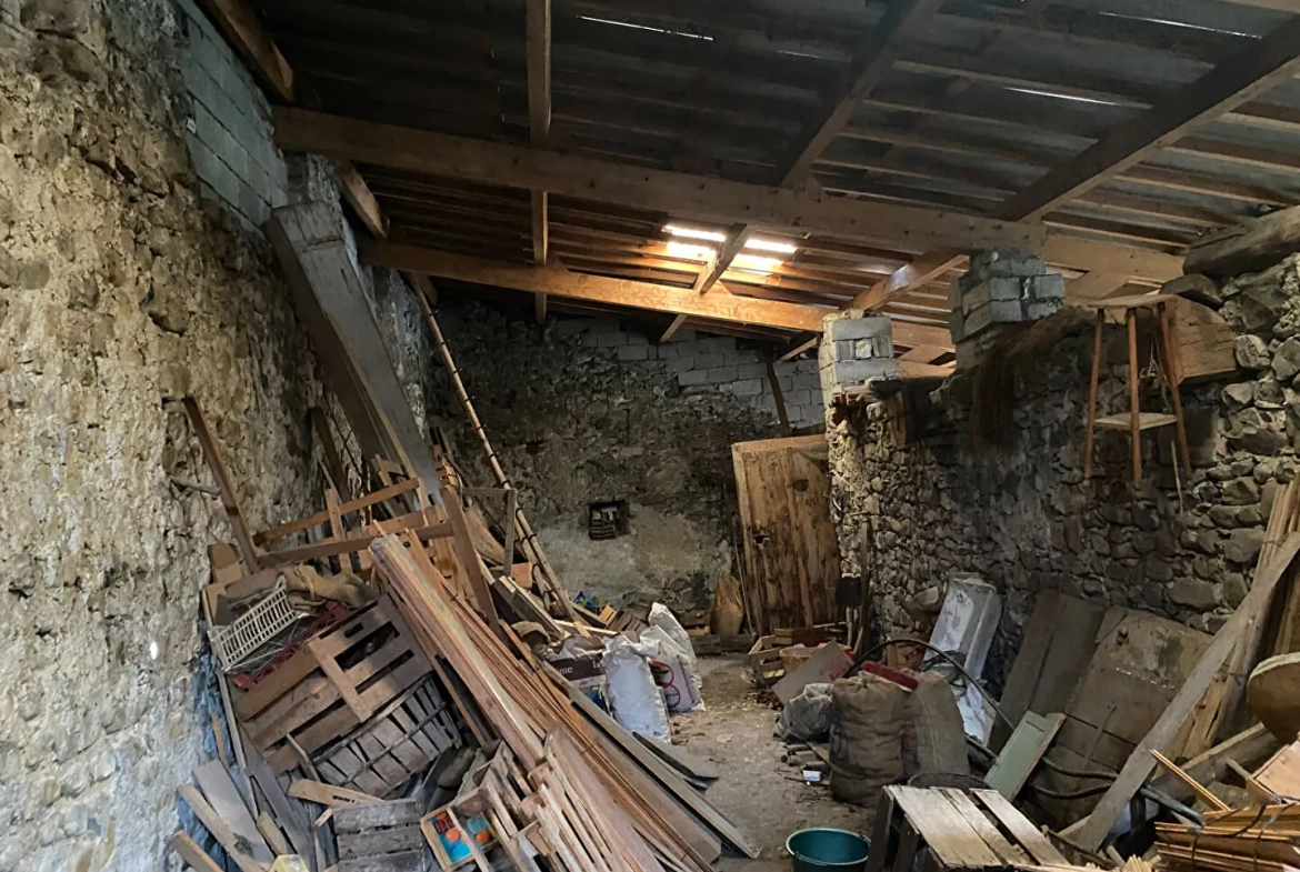 Ancien bâtiment à rénover à La Faurie - Opportunité rare 