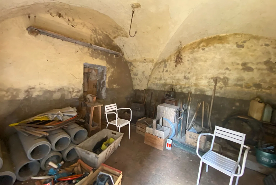 Ancien bâtiment à rénover à La Faurie - Opportunité rare 