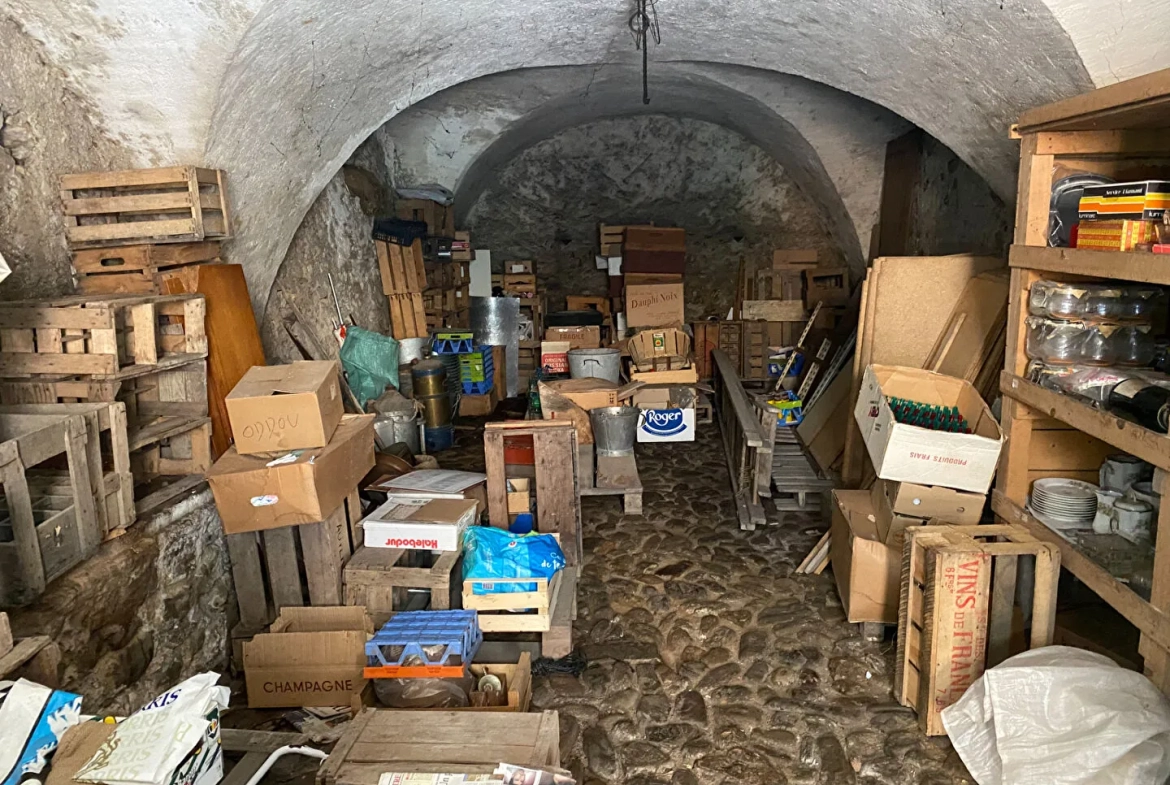 Ancien bâtiment à rénover à La Faurie - Opportunité rare 