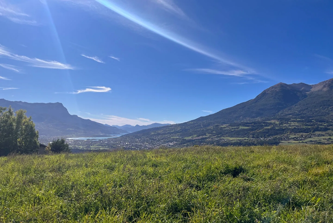 Terrain constructible à Saint-André d'Embrun avec vue sur le lac - 1592 m² 
