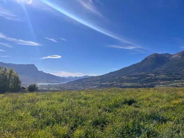 Terrain constructible à Saint-André d'Embrun avec vue sur le lac - 1592 m²