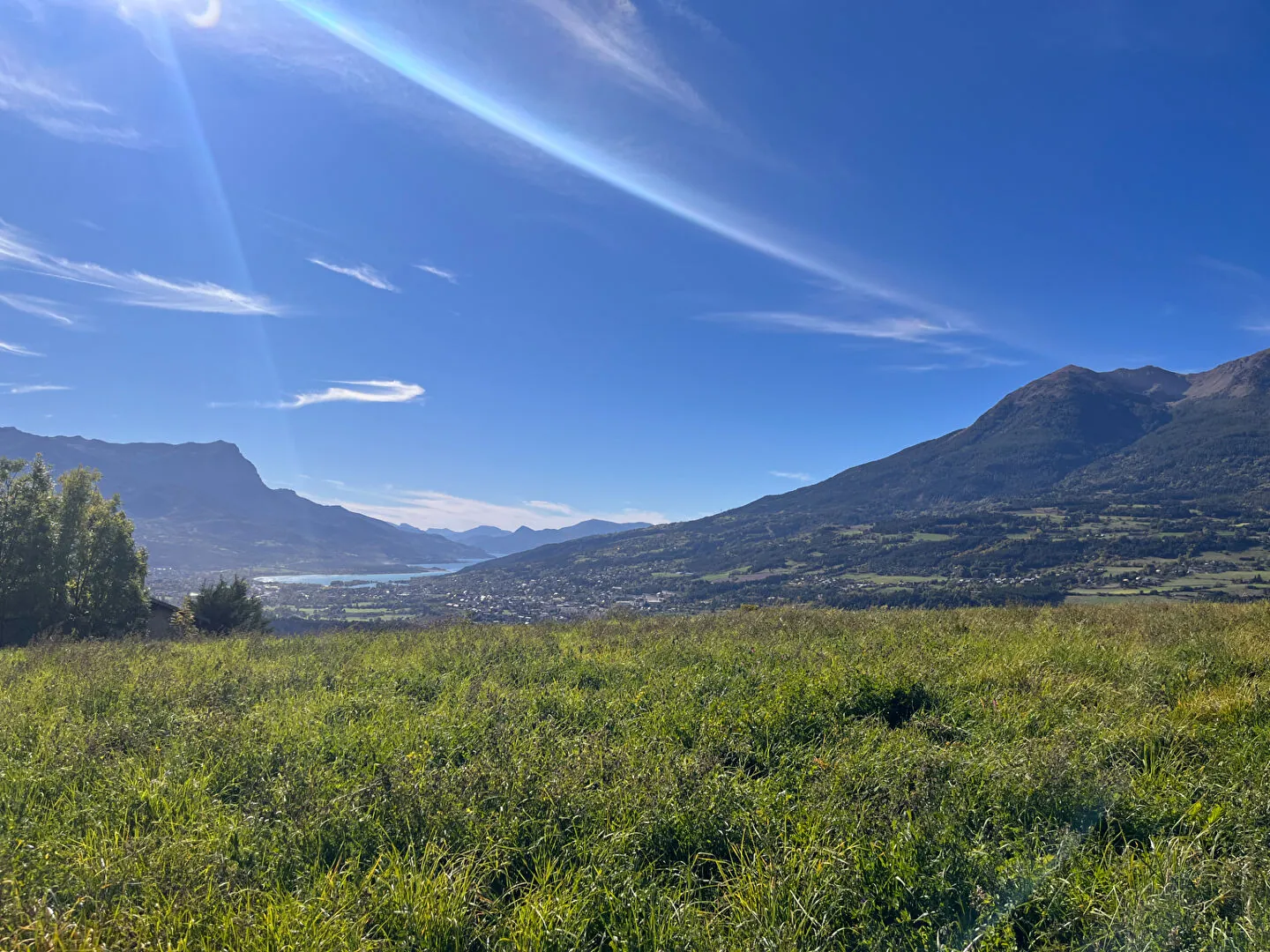 Terrain constructible à Saint-André d'Embrun avec vue sur le lac - 1592 m² 
