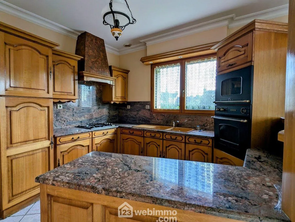 Belle maison de 158m² avec jardin et garage à Callac 