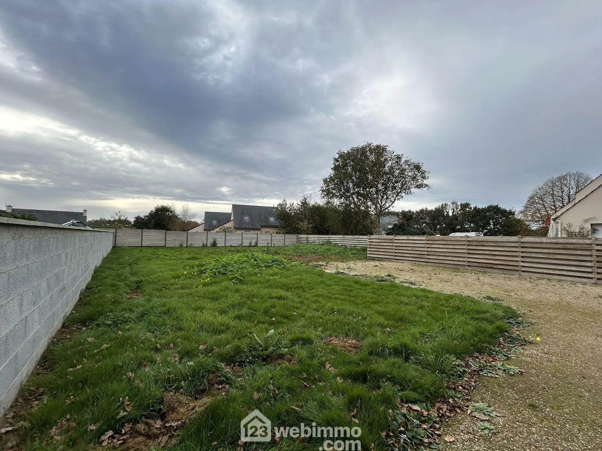 Terrain constructible de 573m² à Ploubezre - Hors lotissement, libre de constructeur 