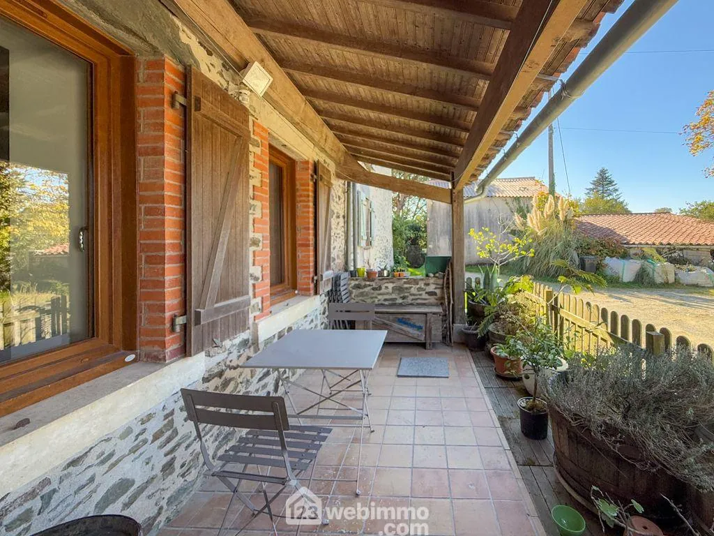 Belle maison en pierre de 160 m² près de Pouzauges avec jardin et dépendance 