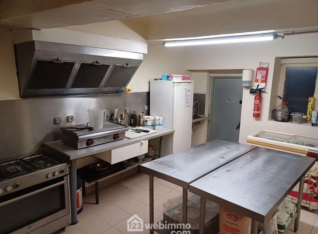 Fonds de commerce d'une pizzeria au Luc en Provence – Emplacement idéal et clientèle fidèle 