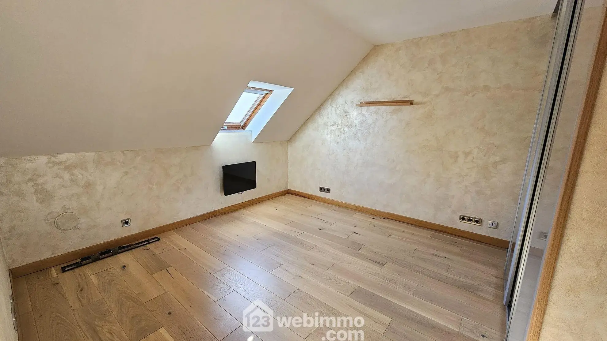 Charmant appartement de 46 m² à Moret sur Loing – Dernier étage, parking, cave 