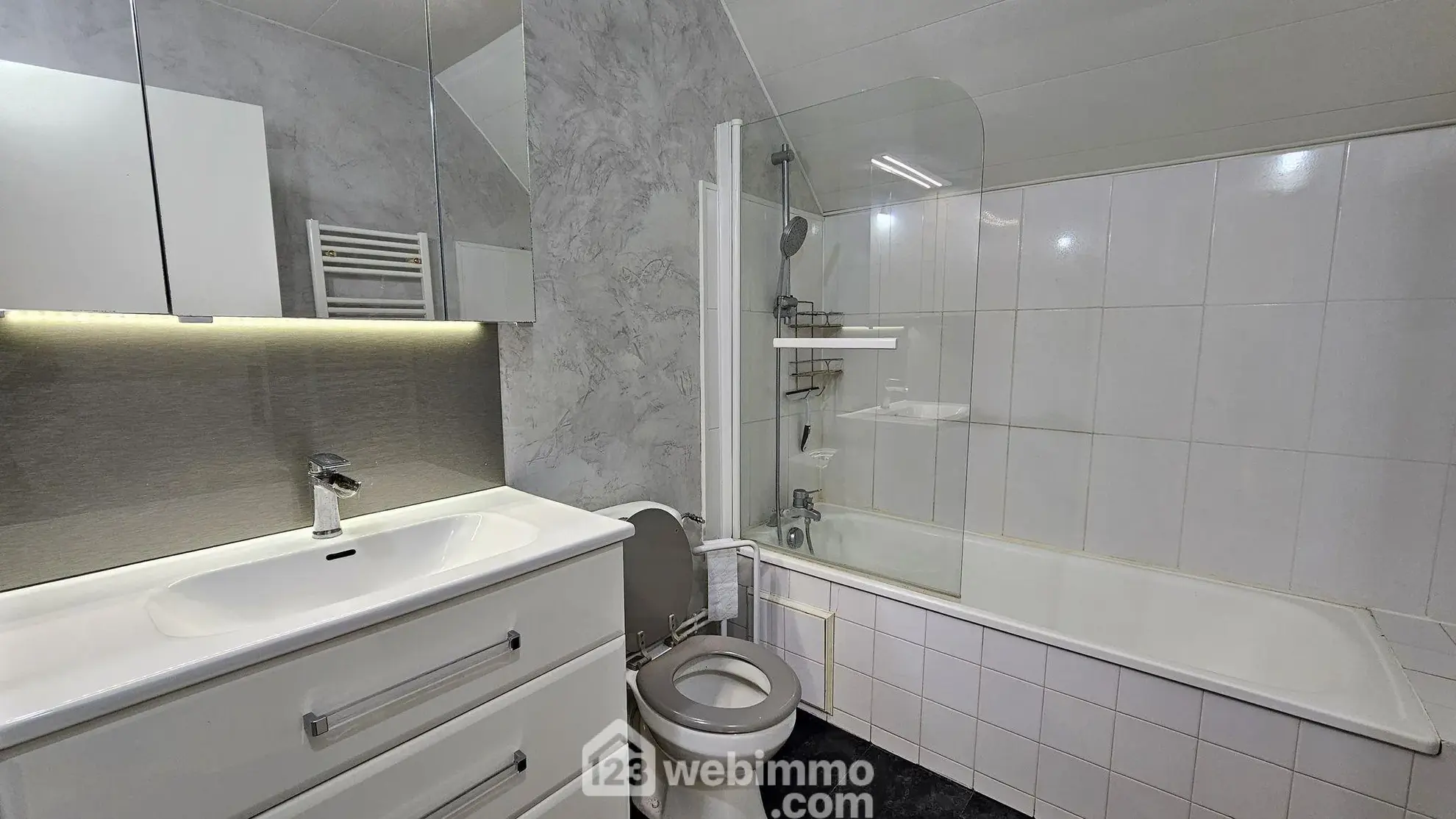 Charmant appartement de 46 m² à Moret sur Loing – Dernier étage, parking, cave 