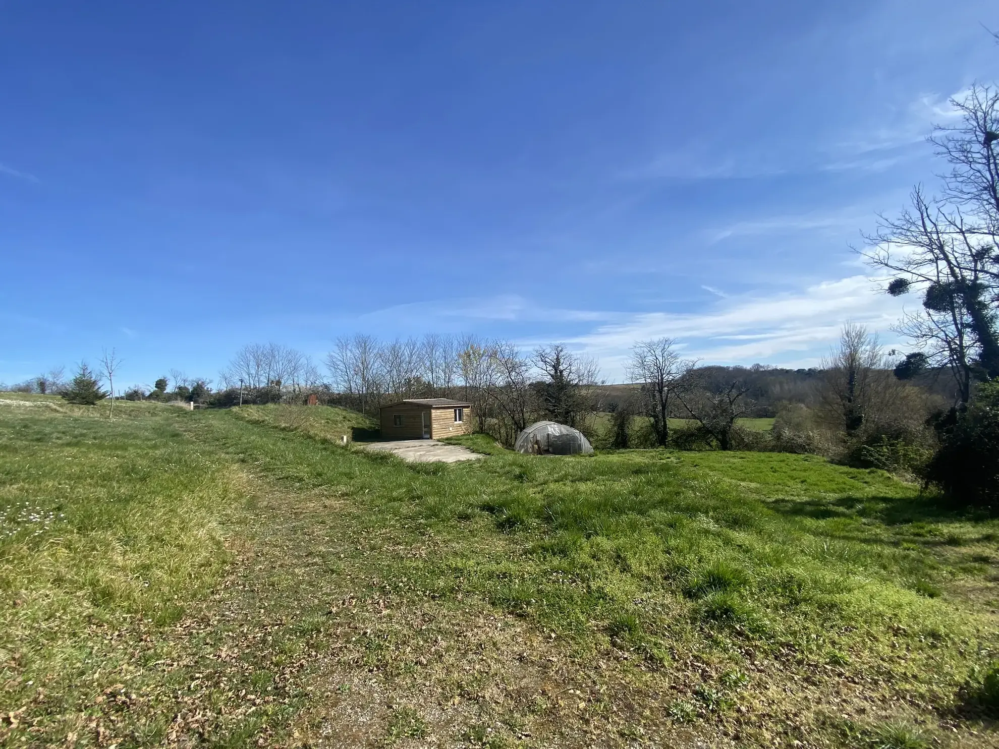 Maison de plain-pied avec dépendances sur 1 hectare à Monségur 