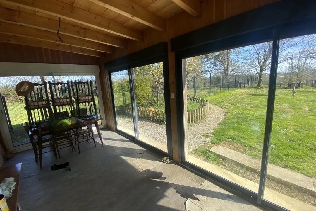 Maison de plain-pied avec dépendances sur 1 hectare à Monségur 