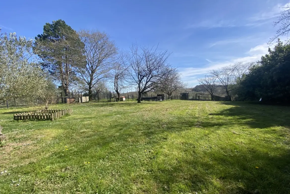 Maison de plain-pied avec dépendances sur 1 hectare à Monségur 