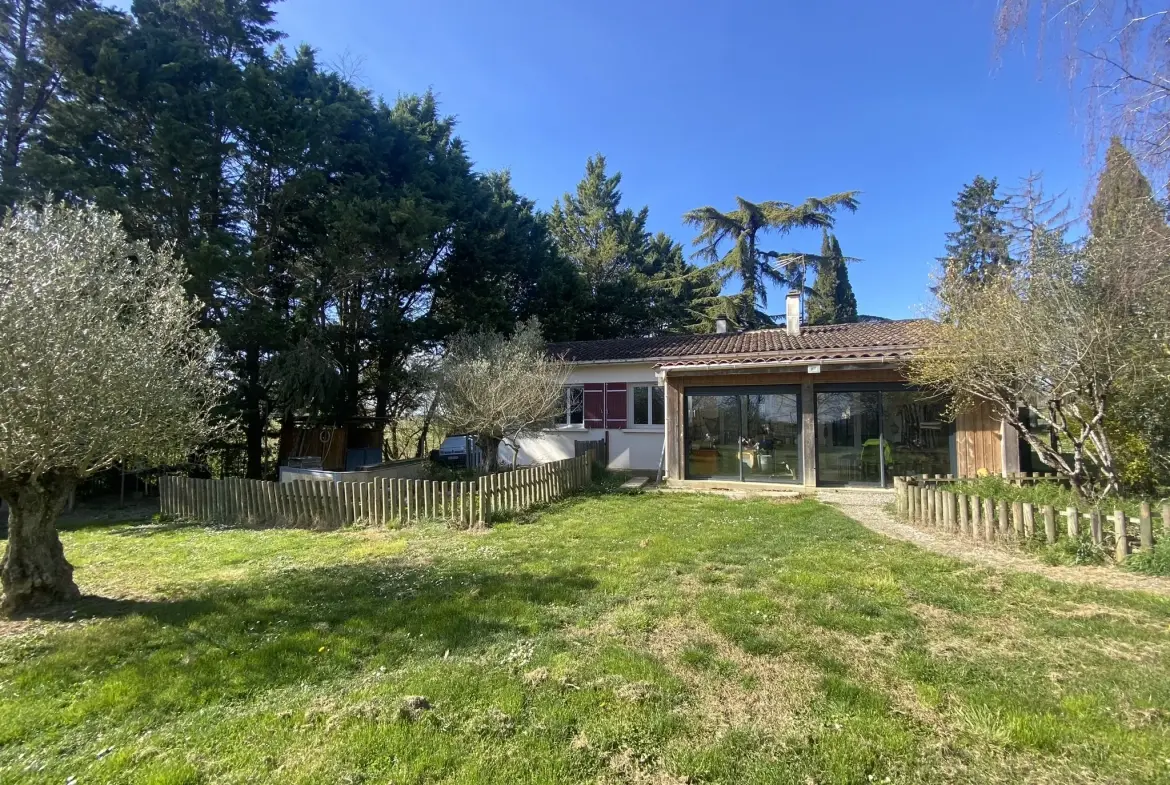Maison de plain-pied avec dépendances sur 1 hectare à Monségur 