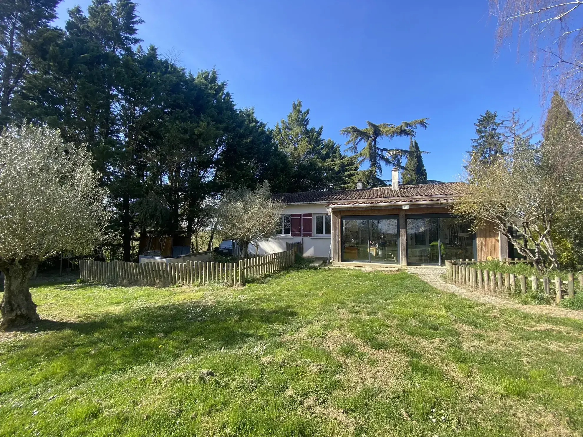 Maison de plain-pied avec dépendances sur 1 hectare à Monségur 