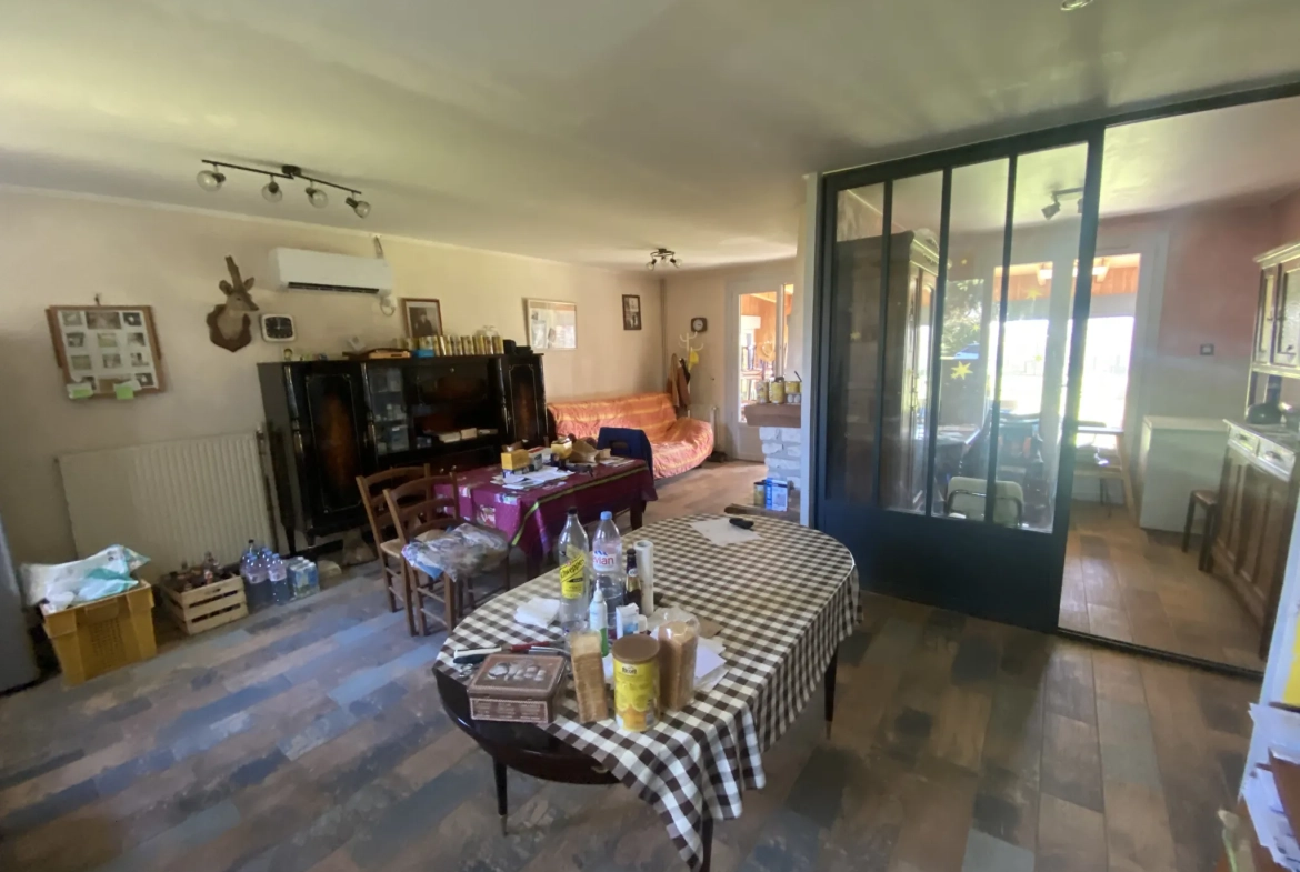 Maison de plain-pied avec dépendances sur 1 hectare à Monségur 