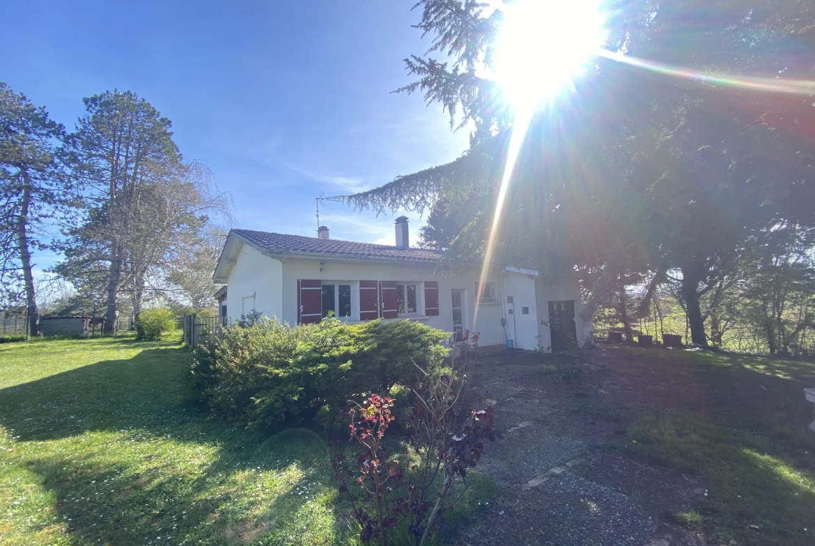 Maison de plain-pied avec dépendances sur 1 hectare à Monségur 