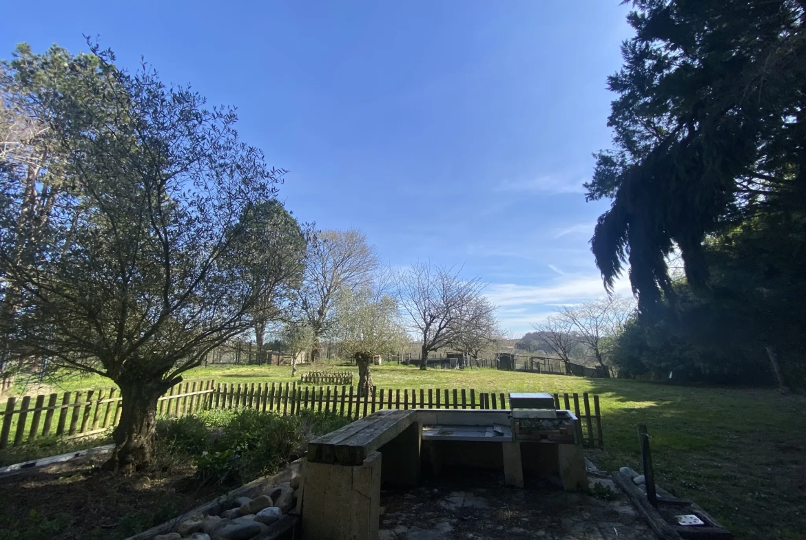 Maison de plain-pied avec dépendances sur 1 hectare à Monségur 