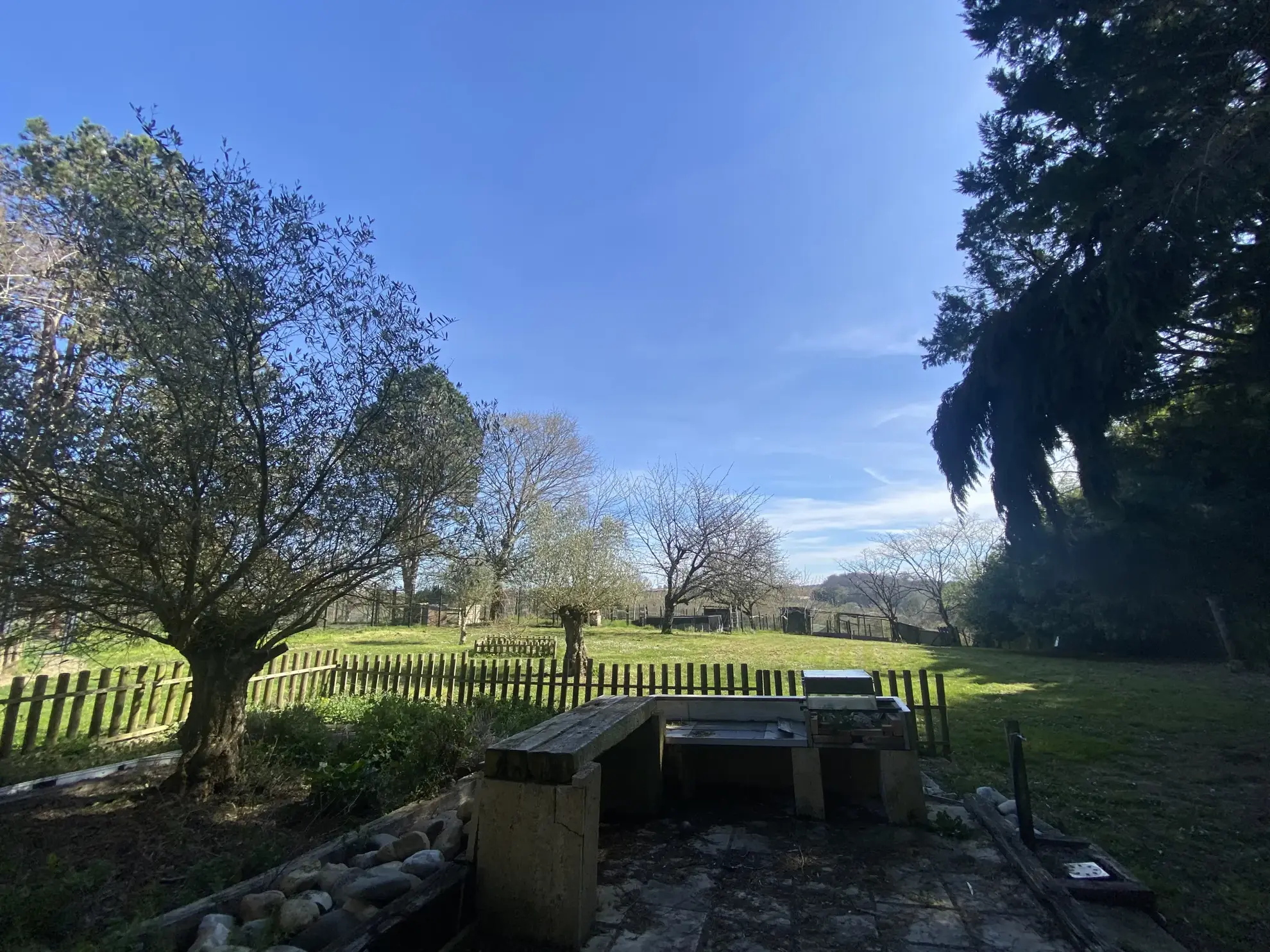 Maison de plain-pied avec dépendances sur 1 hectare à Monségur 