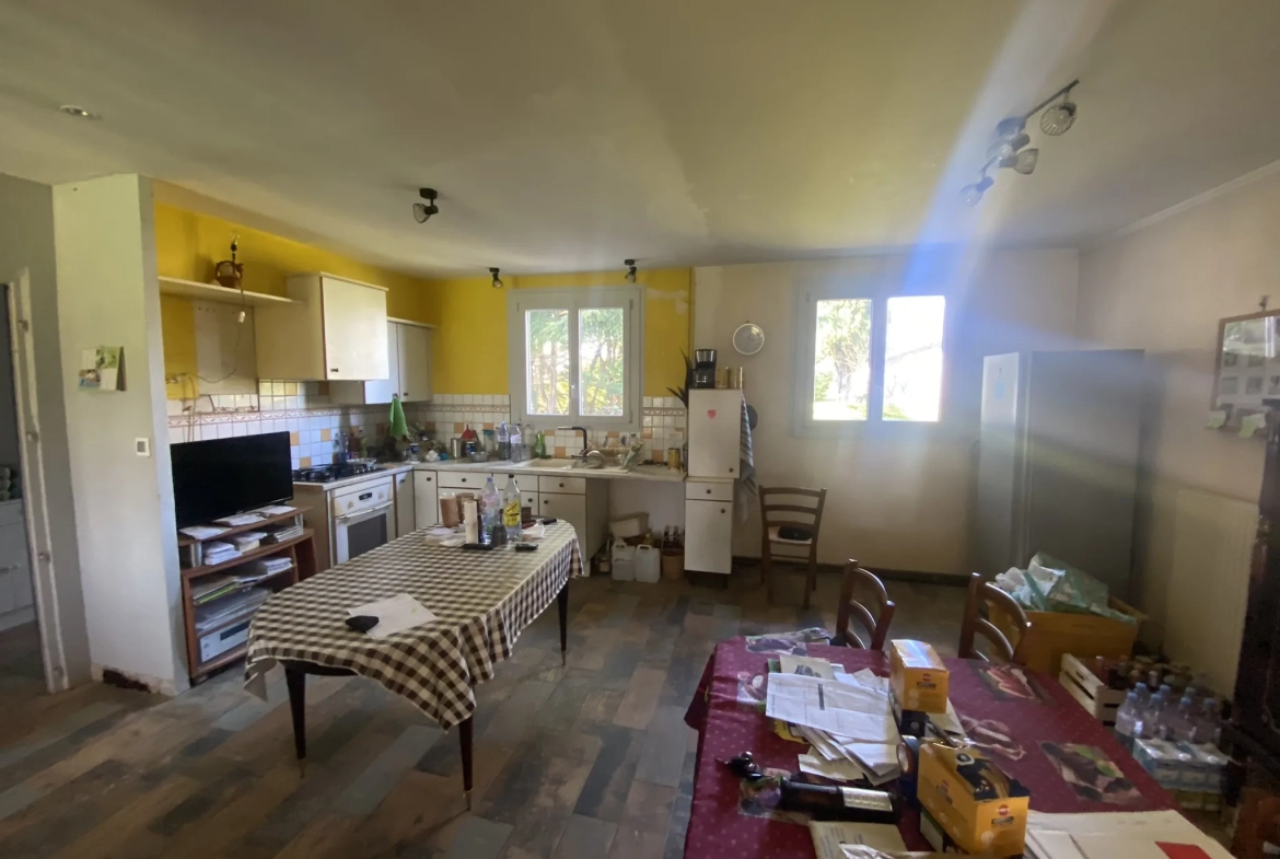 Maison de plain-pied avec dépendances sur 1 hectare à Monségur 