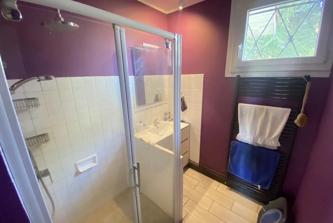 Maison de plain-pied avec dépendances sur 1 hectare à Monségur 