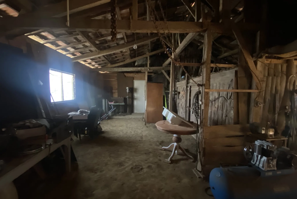 Maison de plain-pied avec dépendances sur 1 hectare à Monségur 