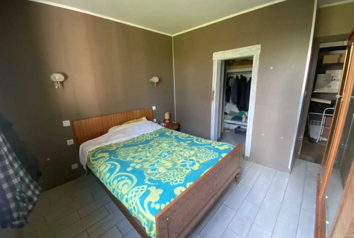 Maison de plain-pied avec dépendances sur 1 hectare à Monségur 