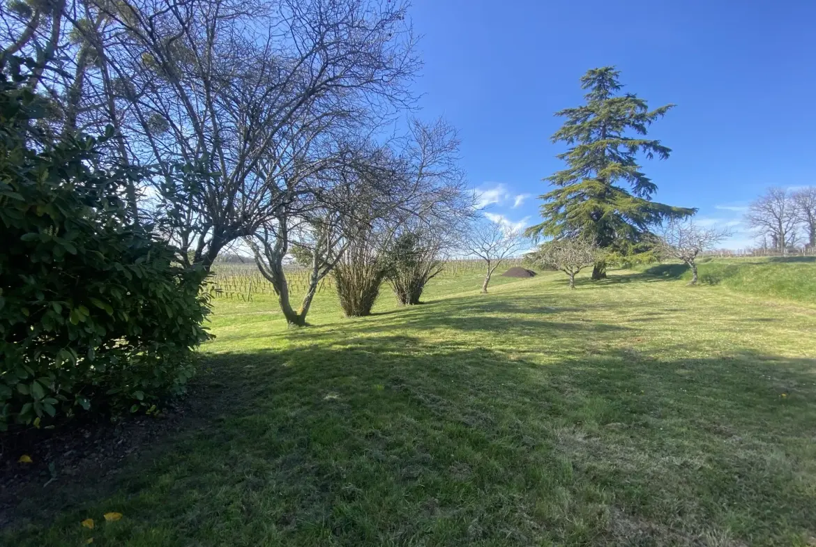 Maison de plain-pied avec dépendances sur 1 hectare à Monségur 