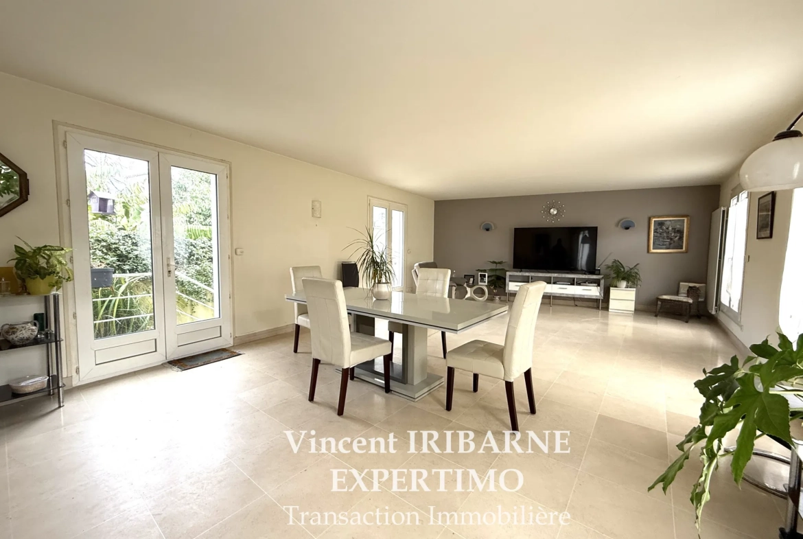 Charmante maison en hyper centre de Saintes avec garage et cour 