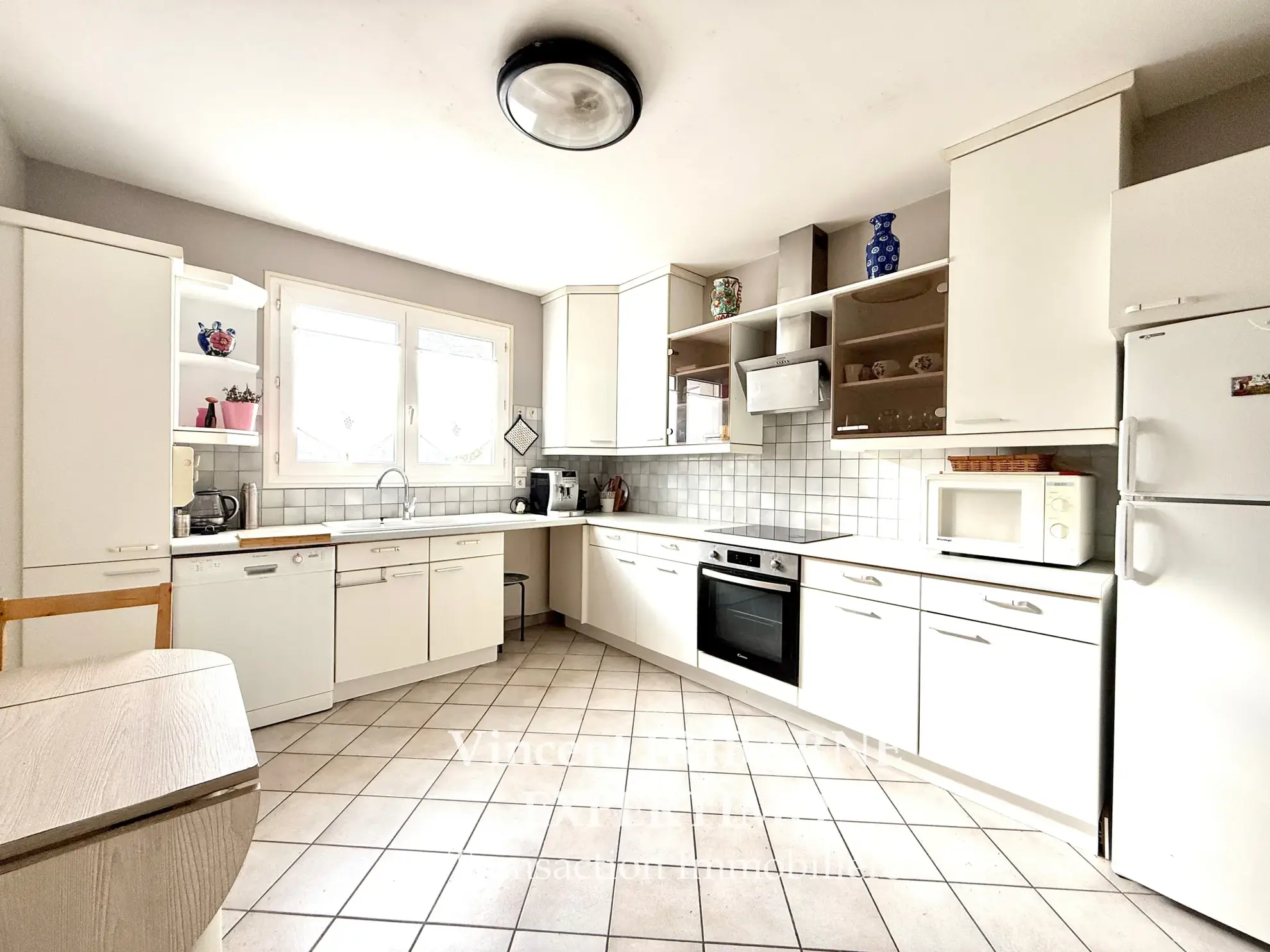 Charmante maison en hyper centre de Saintes avec garage et cour 