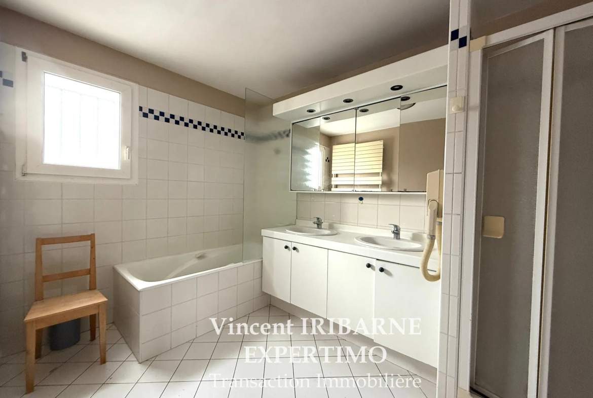 Charmante maison en hyper centre de Saintes avec garage et cour 