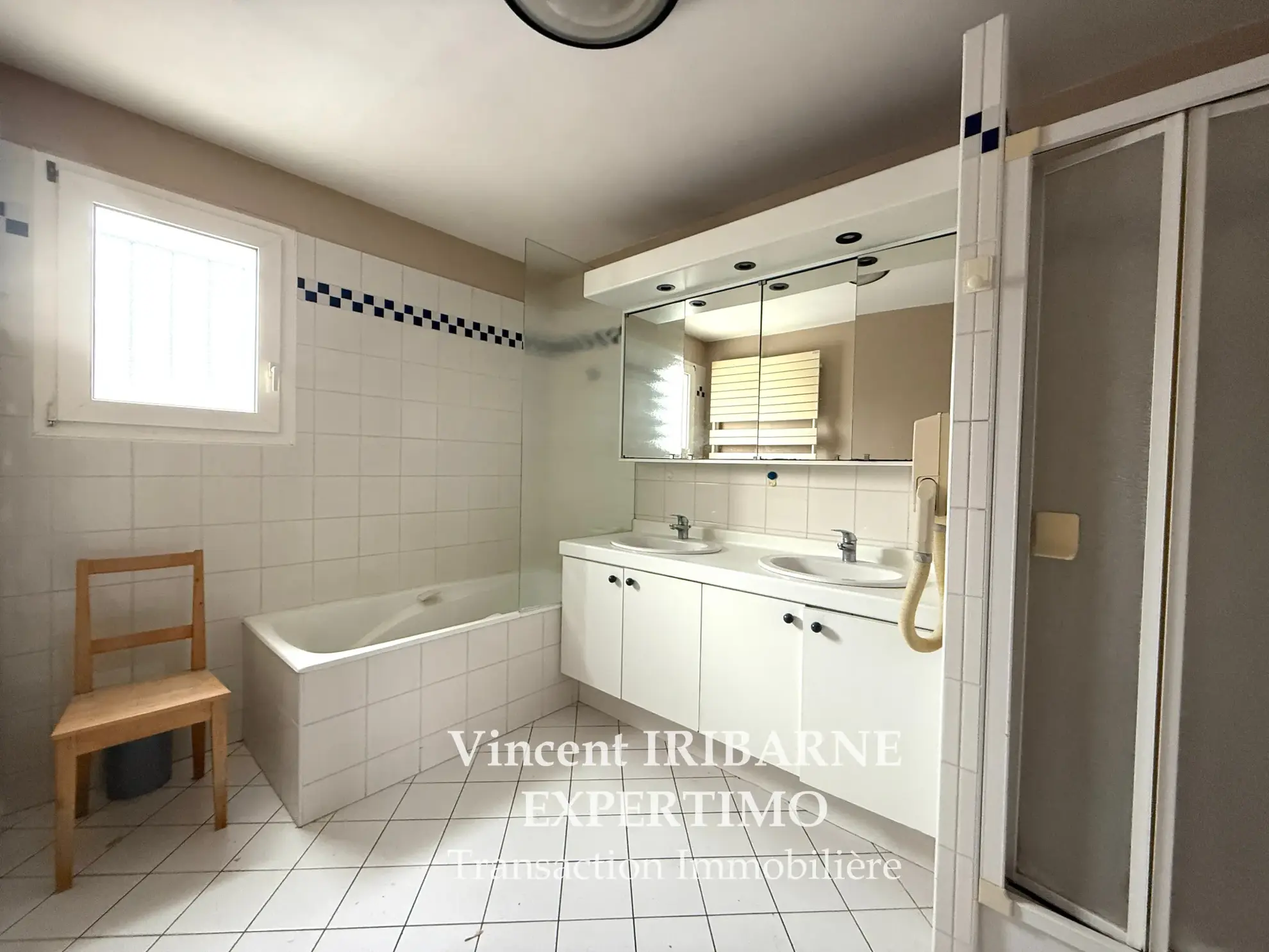 Charmante maison en hyper centre de Saintes avec garage et cour 