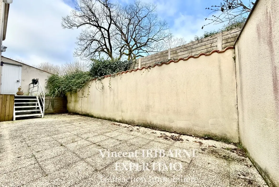 Charmante maison en hyper centre de Saintes avec garage et cour 