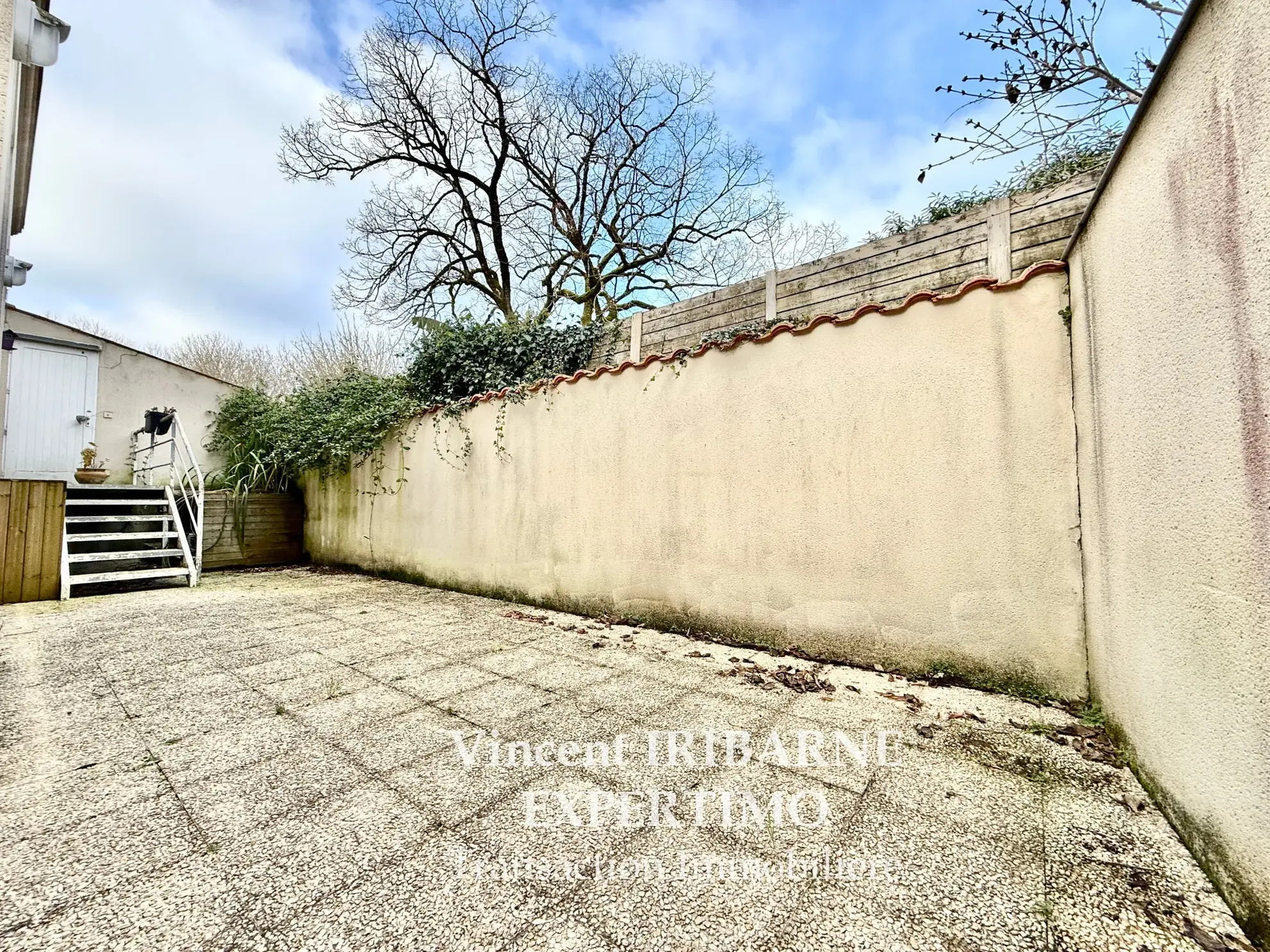 Charmante maison en hyper centre de Saintes avec garage et cour 