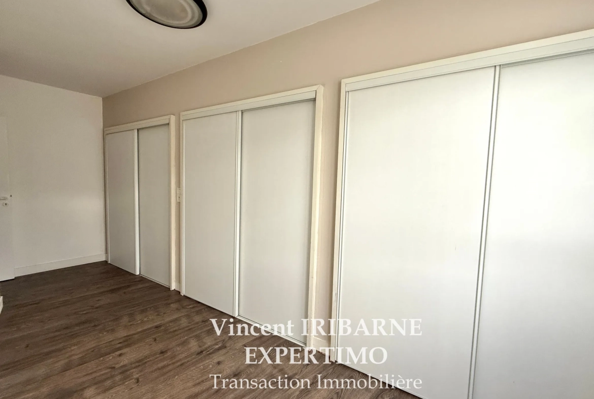 Charmante maison en hyper centre de Saintes avec garage et cour 