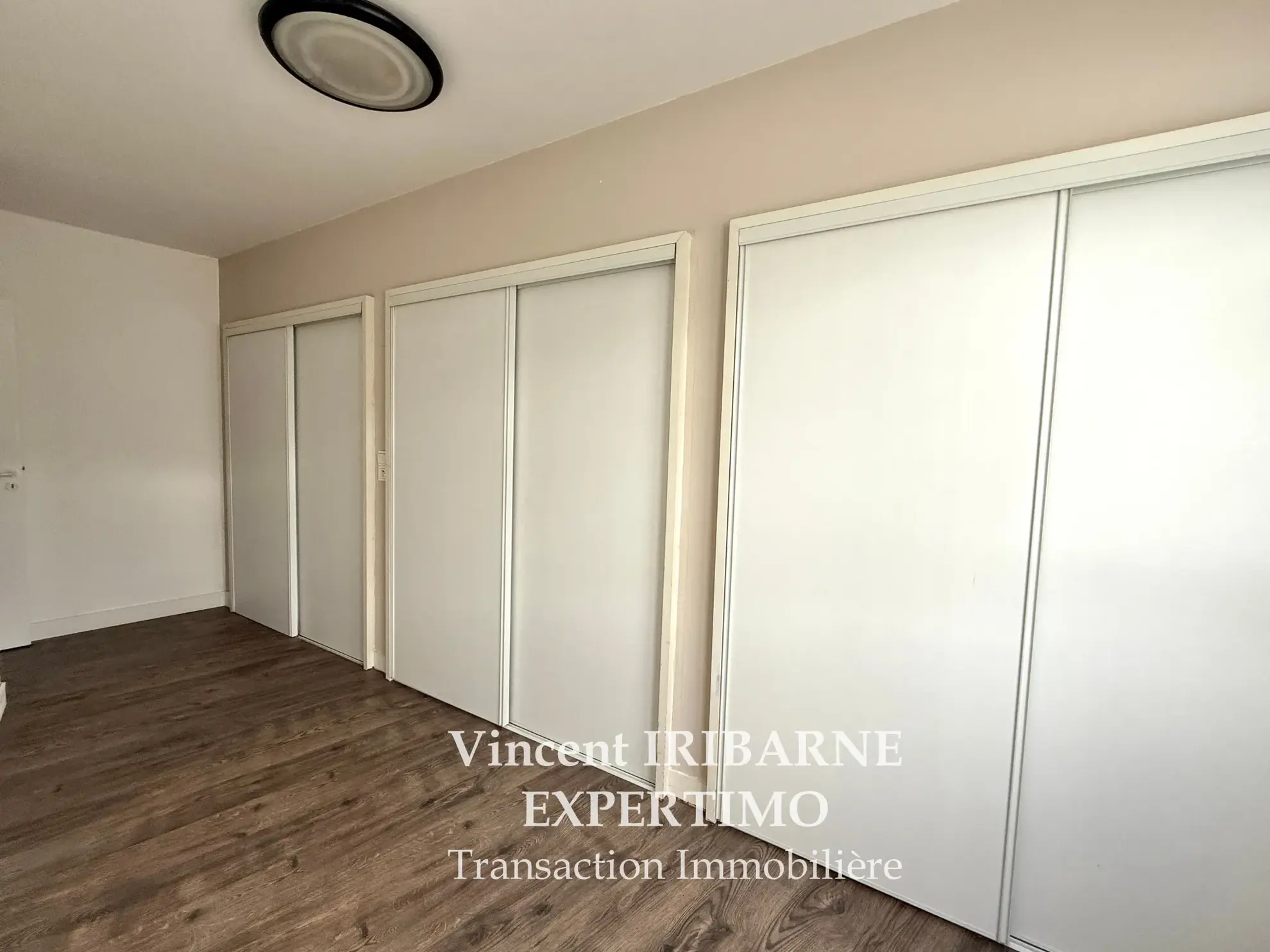 Charmante maison en hyper centre de Saintes avec garage et cour 