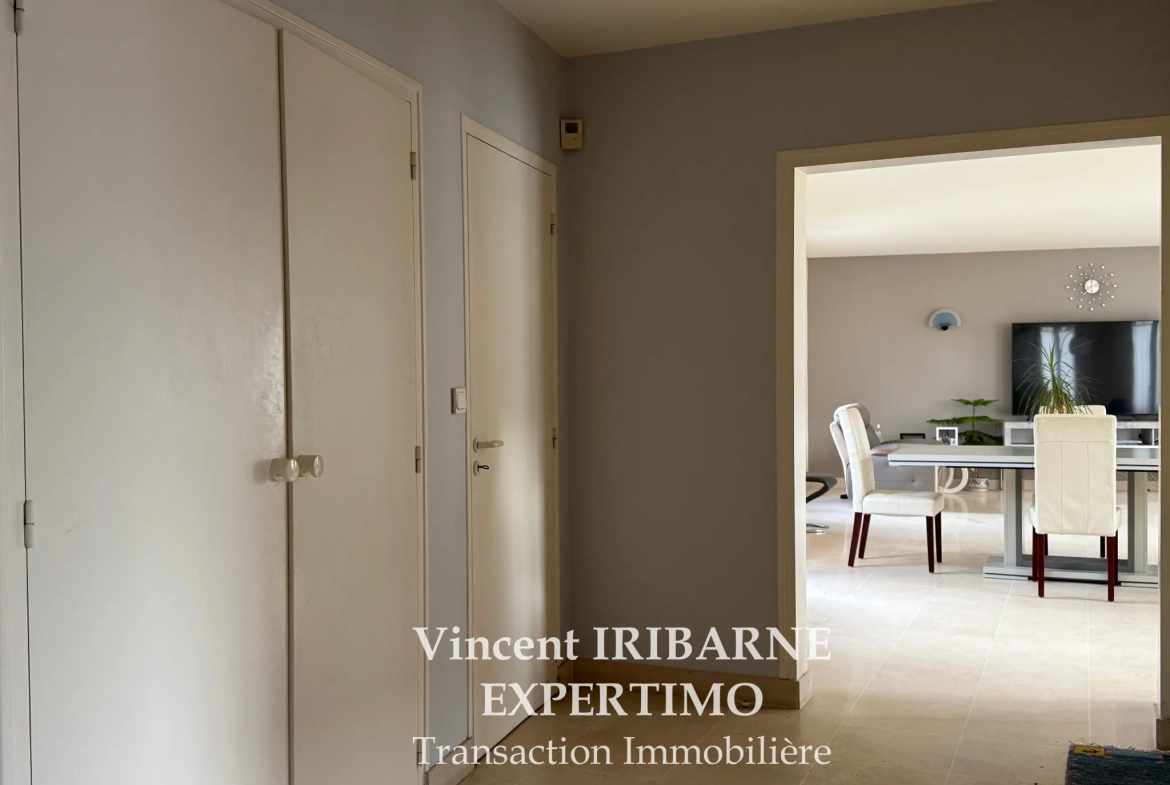 Charmante maison en hyper centre de Saintes avec garage et cour 