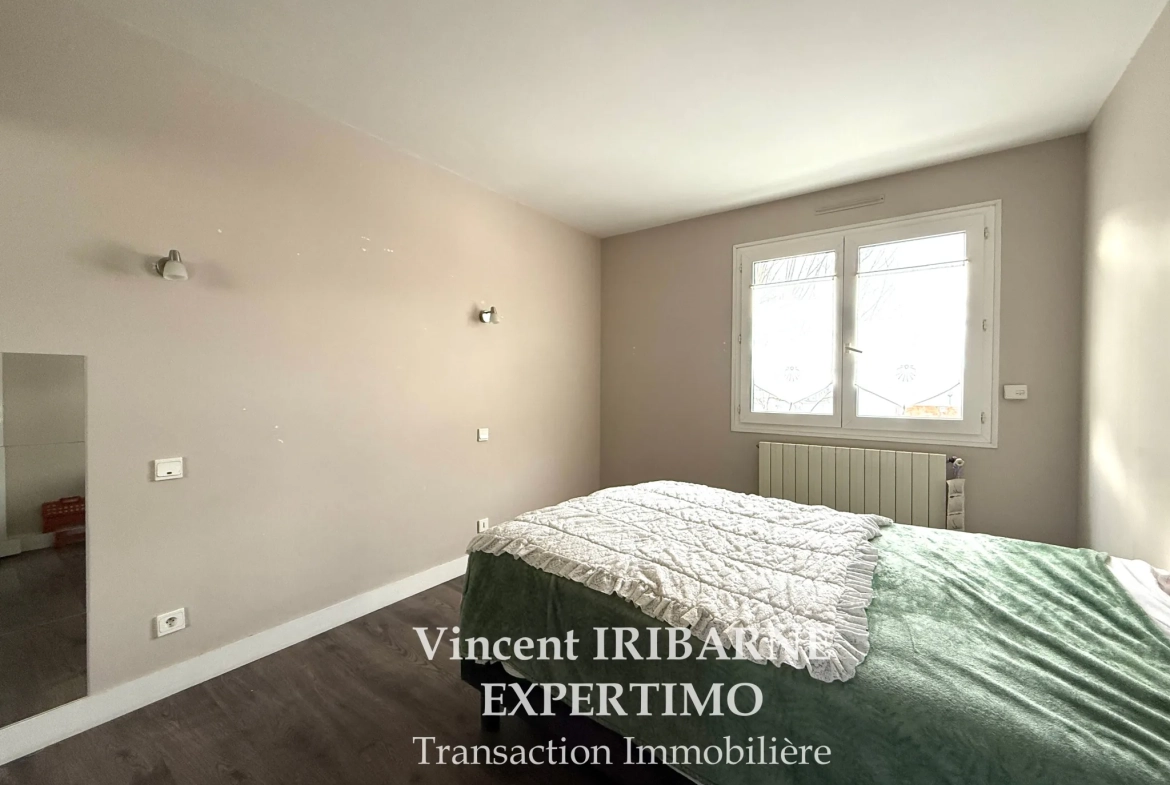 Charmante maison en hyper centre de Saintes avec garage et cour 