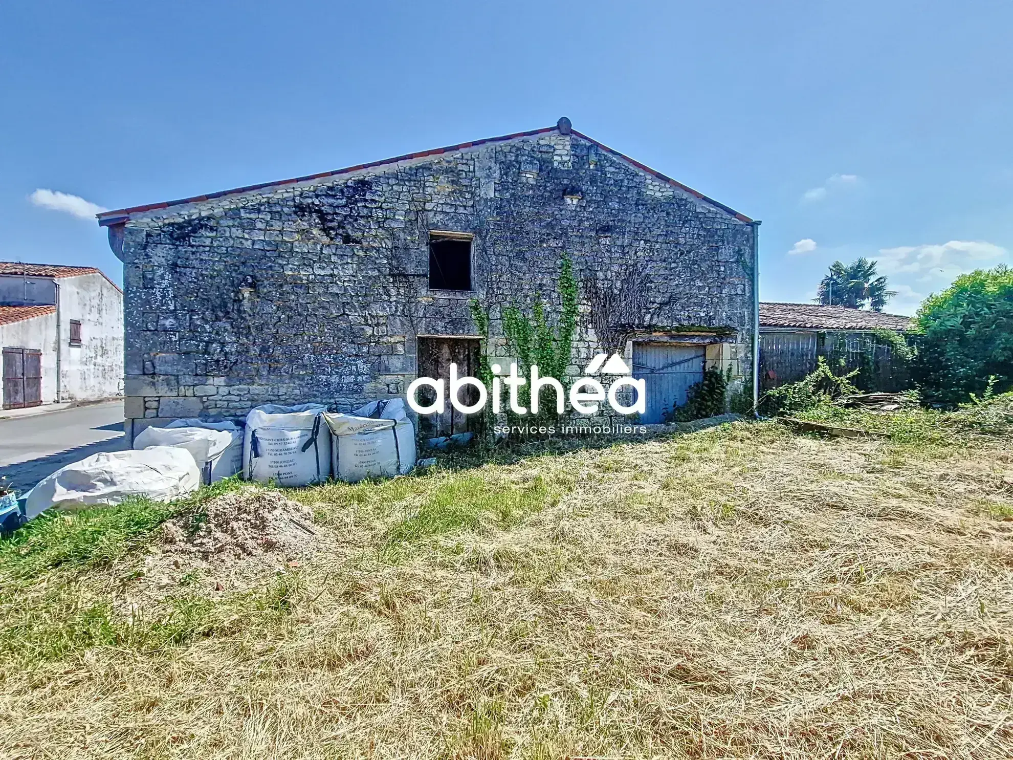 Maison charentaise à rénover avec potentiel à Pons 