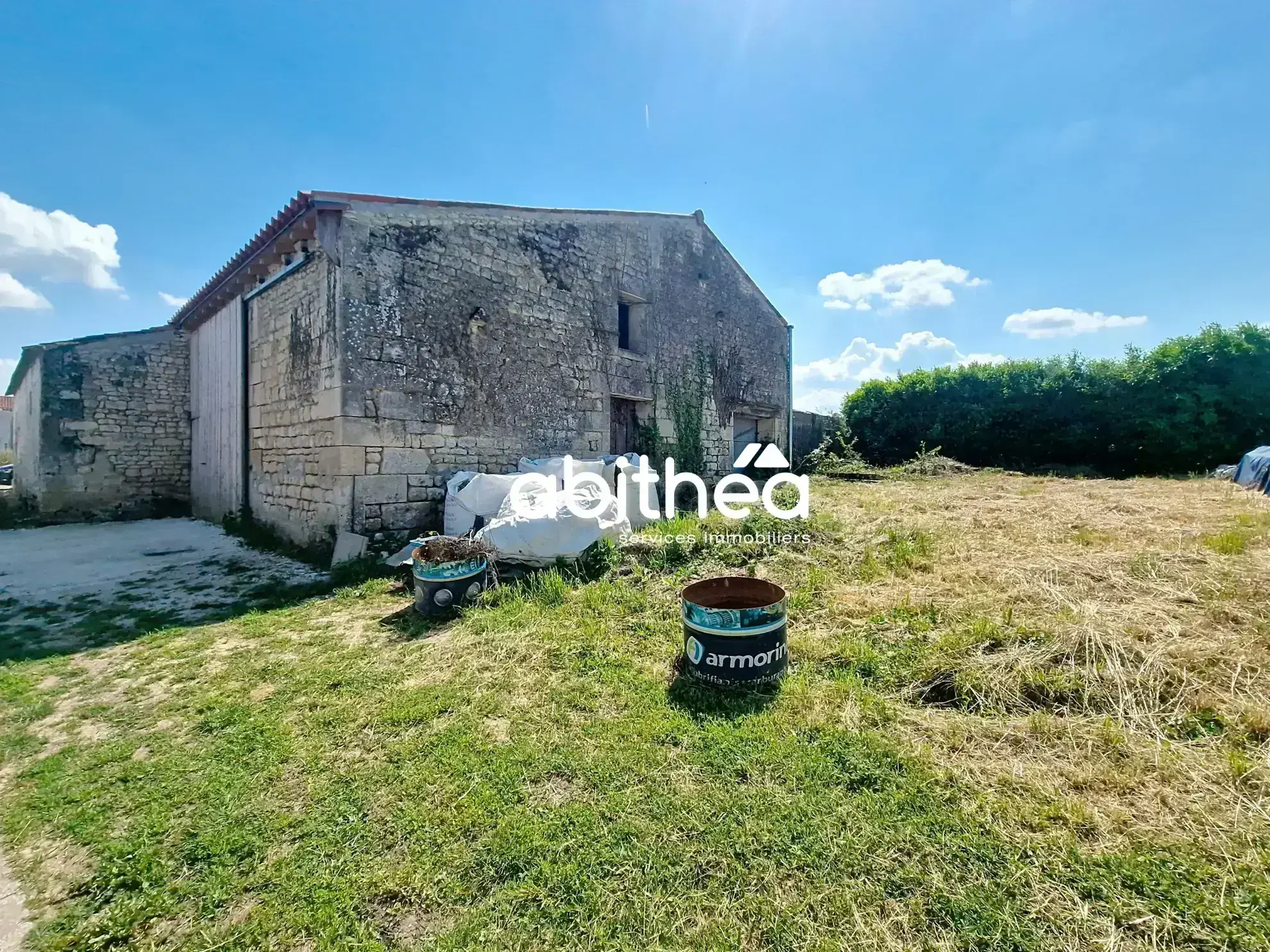 Maison charentaise à rénover avec potentiel à Pons 
