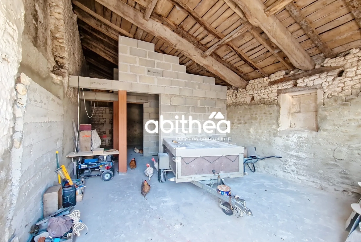 Maison charentaise à rénover avec potentiel à Pons 